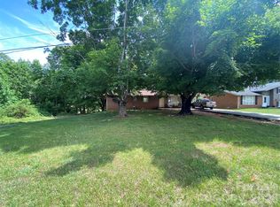 2071 Colonial Ln, Hickory, NC 28601