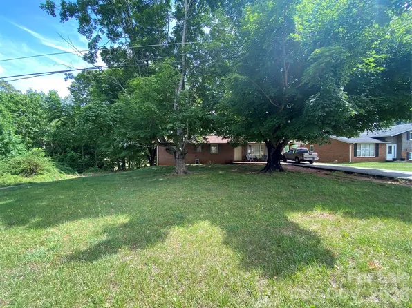2071 Colonial Ln, Hickory, NC 28601