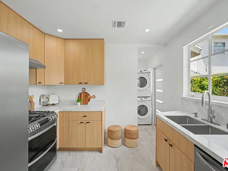5119 Enfield Ave — Photo 10