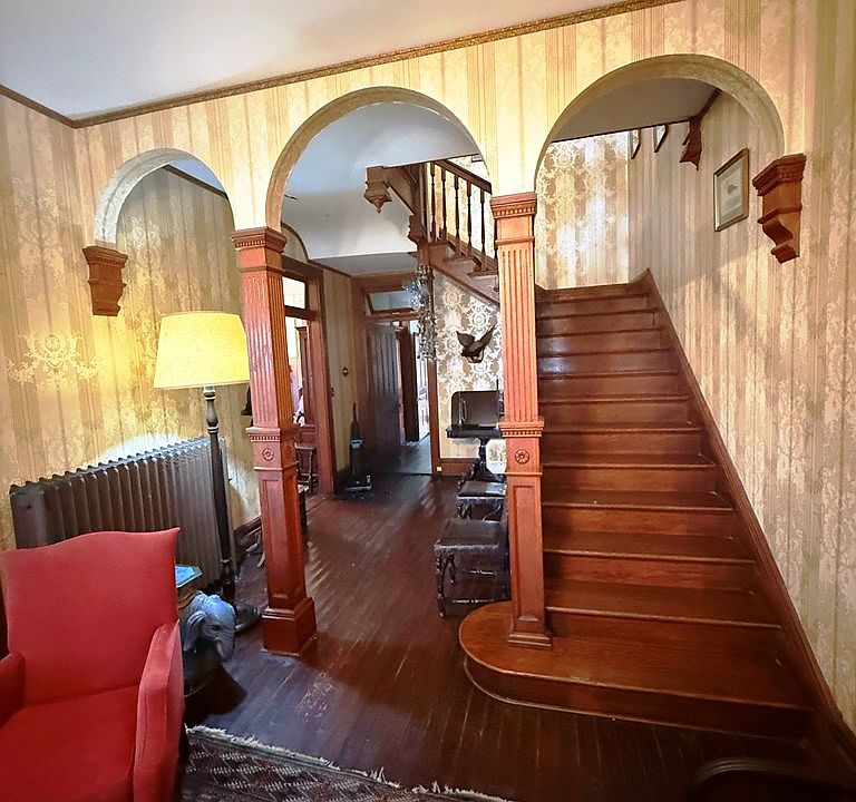 34th image of 117 Reid St