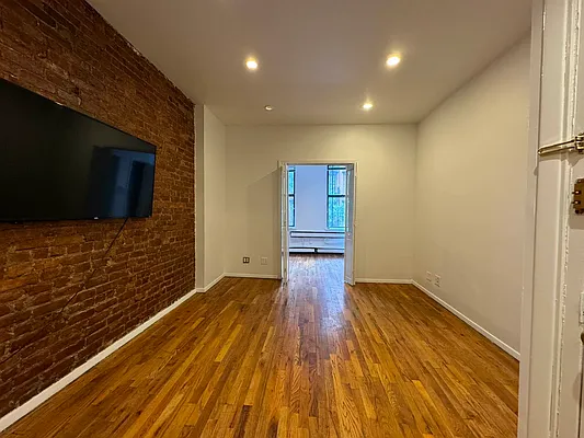 Rented by KNOCKKNOCK LLC | media 18