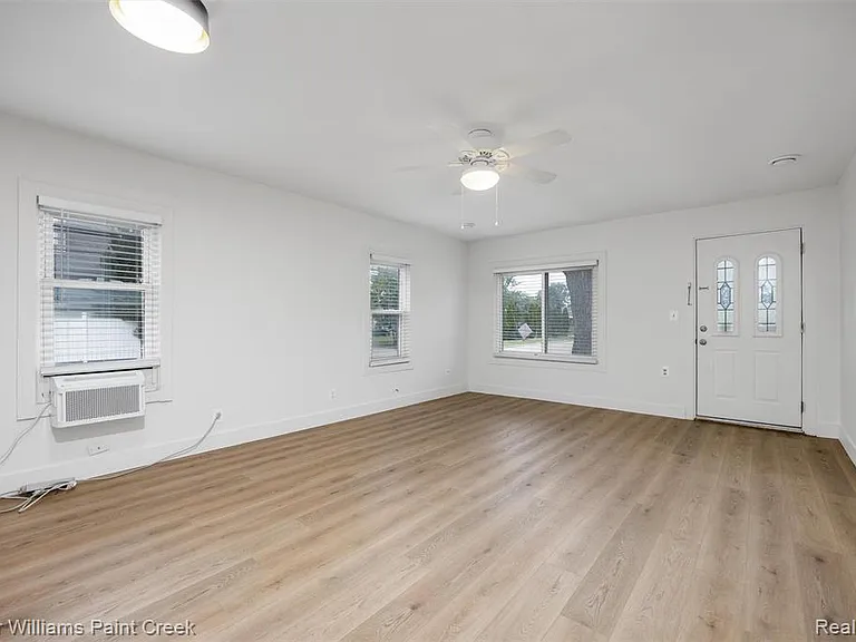 23465 Easterling Ave — Photo 7