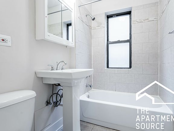 5th image of 627 W Melrose St #1N