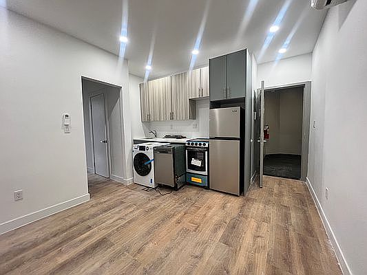 4th image of 1020 3rd Ave APT C3