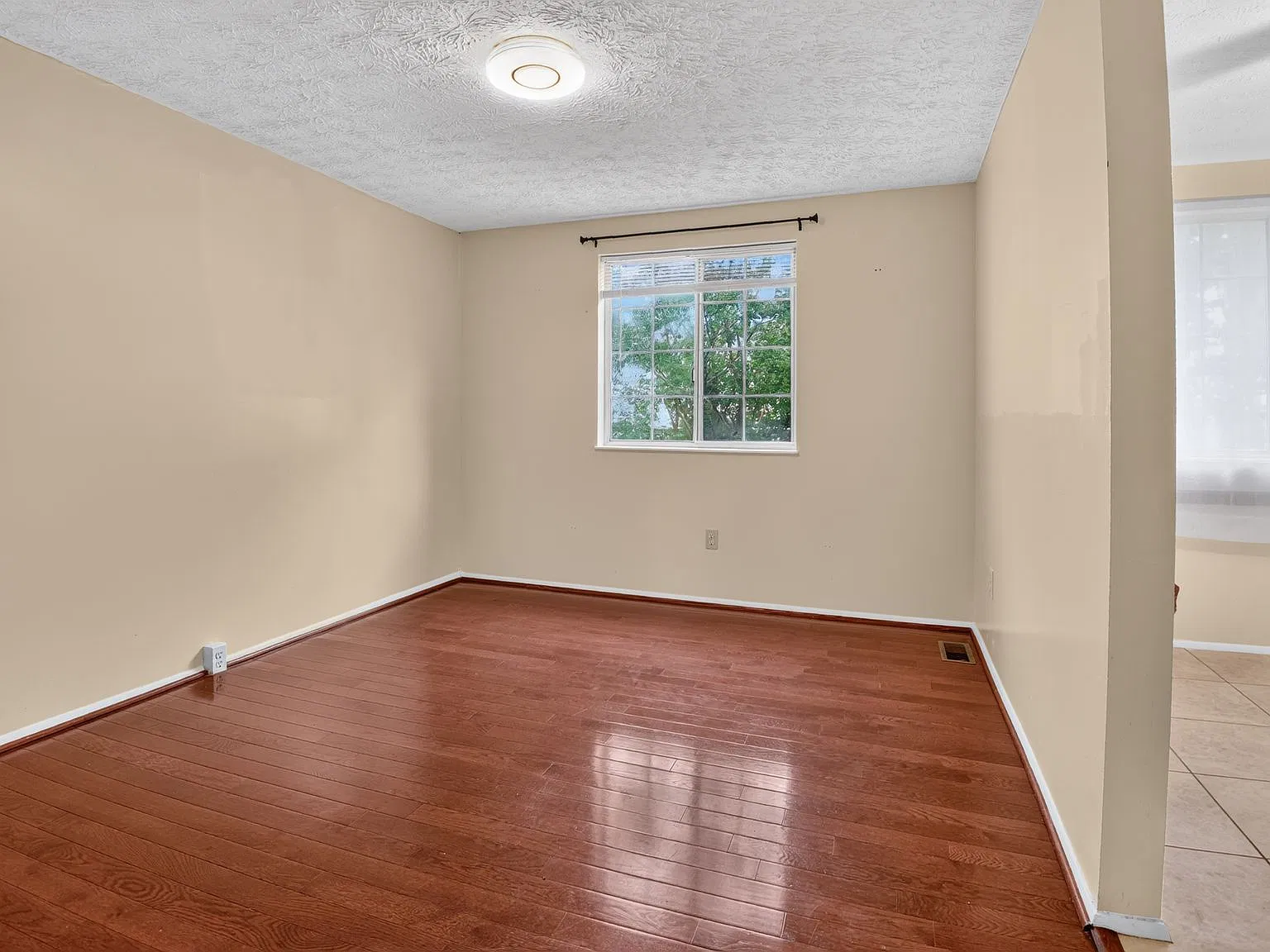 3 bed, 3.5 bath, 1600 sqft, $3,200 — Photo 4