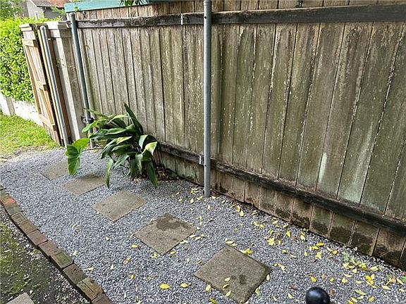3rd image of 119 Avenue E