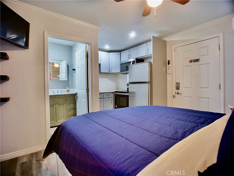 1220 W 56th St #12201/2 — Photo 1