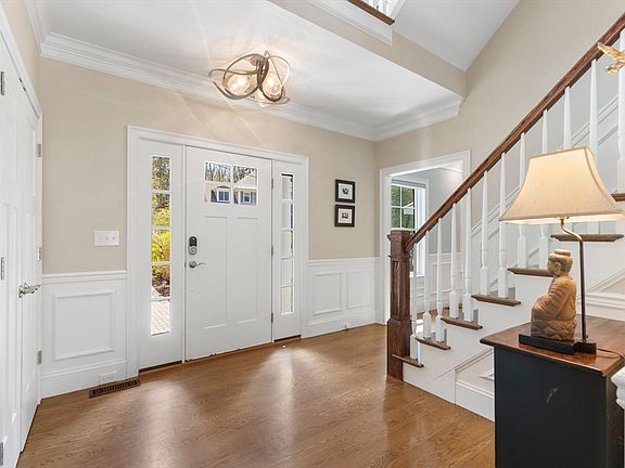 3rd image of 24 Pine Knoll Rd