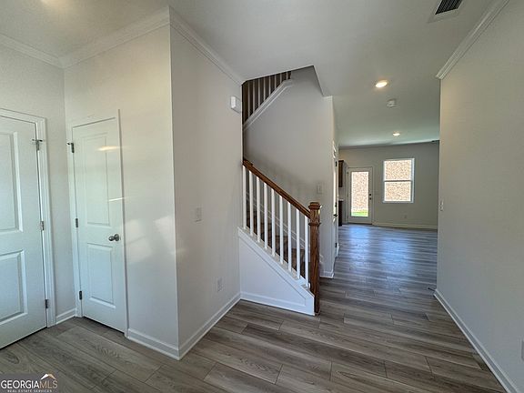 3rd image of 205 Bloomfield Cir