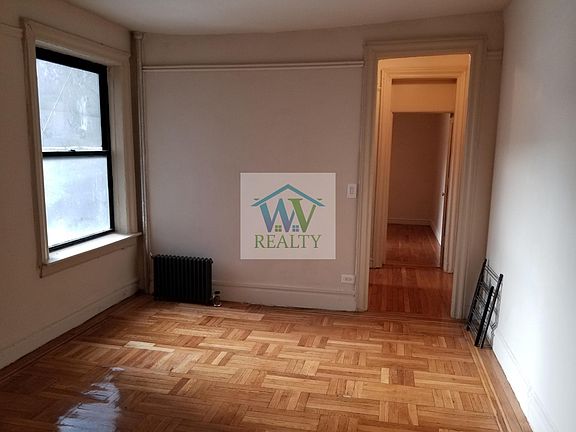3rd image of 2305 Creston Ave