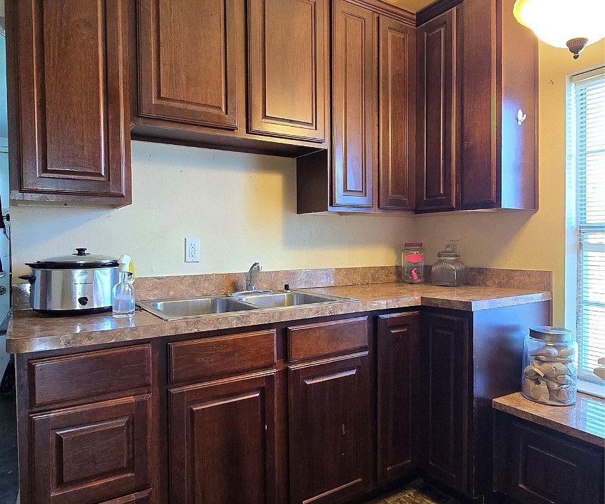 1st image of 204 W Crossmain