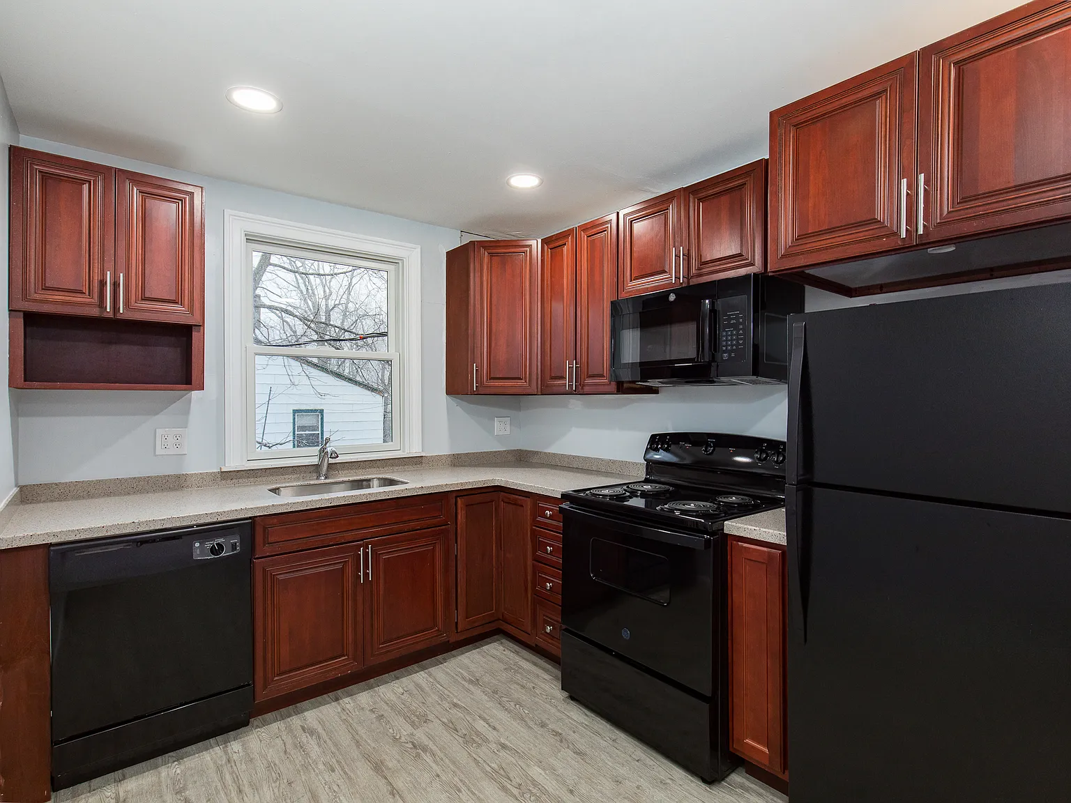 2 bed, 750 sqft, $1,800 — Photo 2