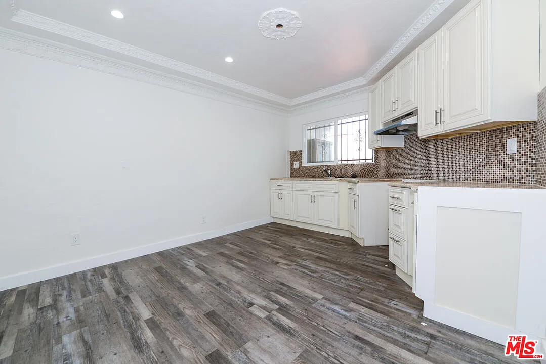 520 W 82nd St — Photo 3