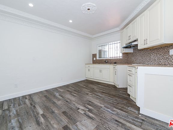 3rd image of 520 W 82nd St