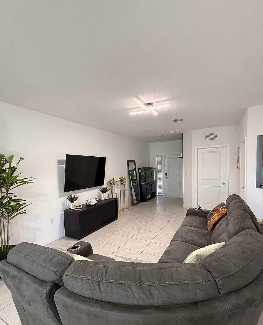 3 bed, 3.5 bath, 1380 sqft, $2,550 — Photo 2