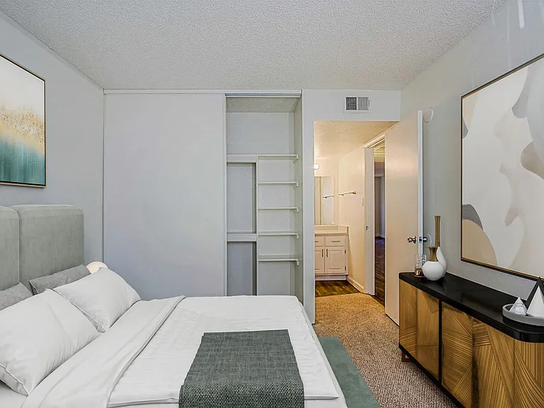 Tesoro Apartments — Photo 54