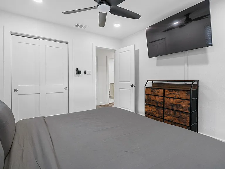 4303 W Woodlawn Ave — Photo 14