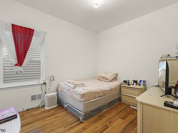 5th image of 56 Delaware St