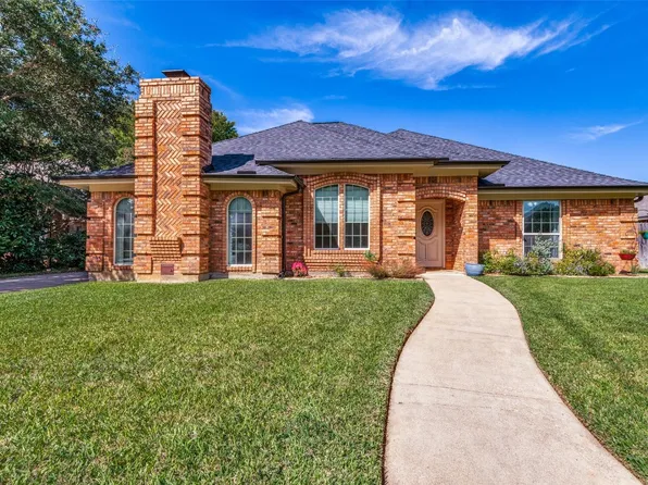 3845 Edgewater Dr, Bedford, TX 76021