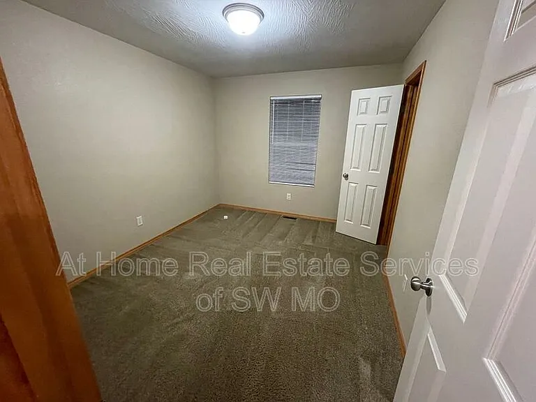933 N Madison Ave — Photo 5