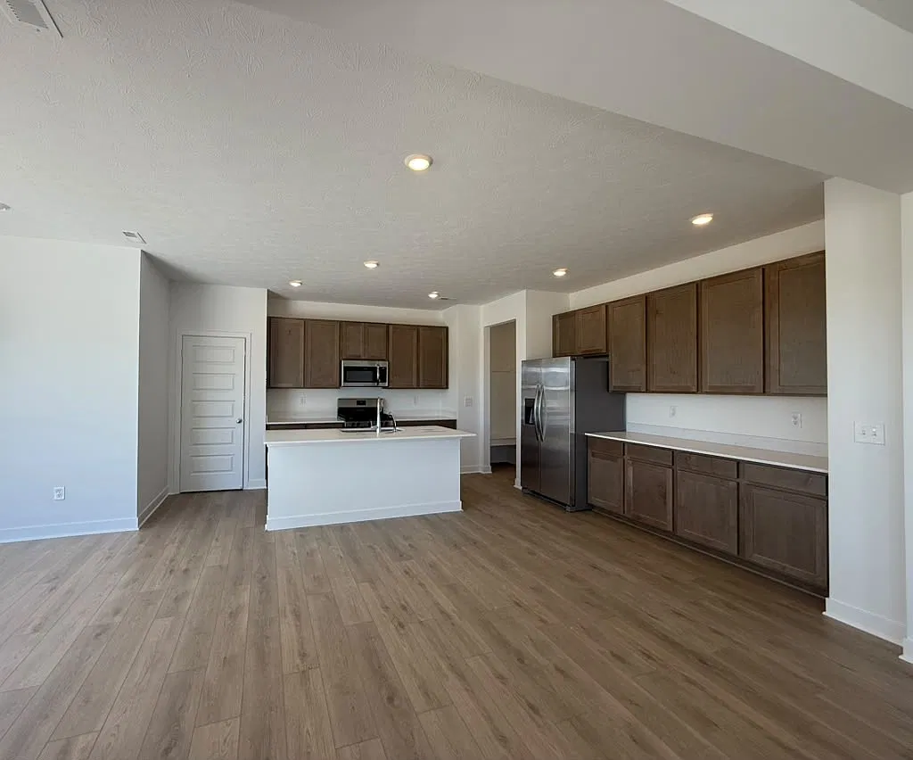 5 bed, 2900 sqft, $3,000 — Photo 4