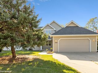 1030 Prairie View Dr, West Des Moines, IA 50266