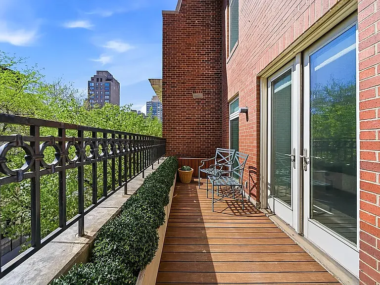 67 E 82nd St #TWNHS — Photo 31