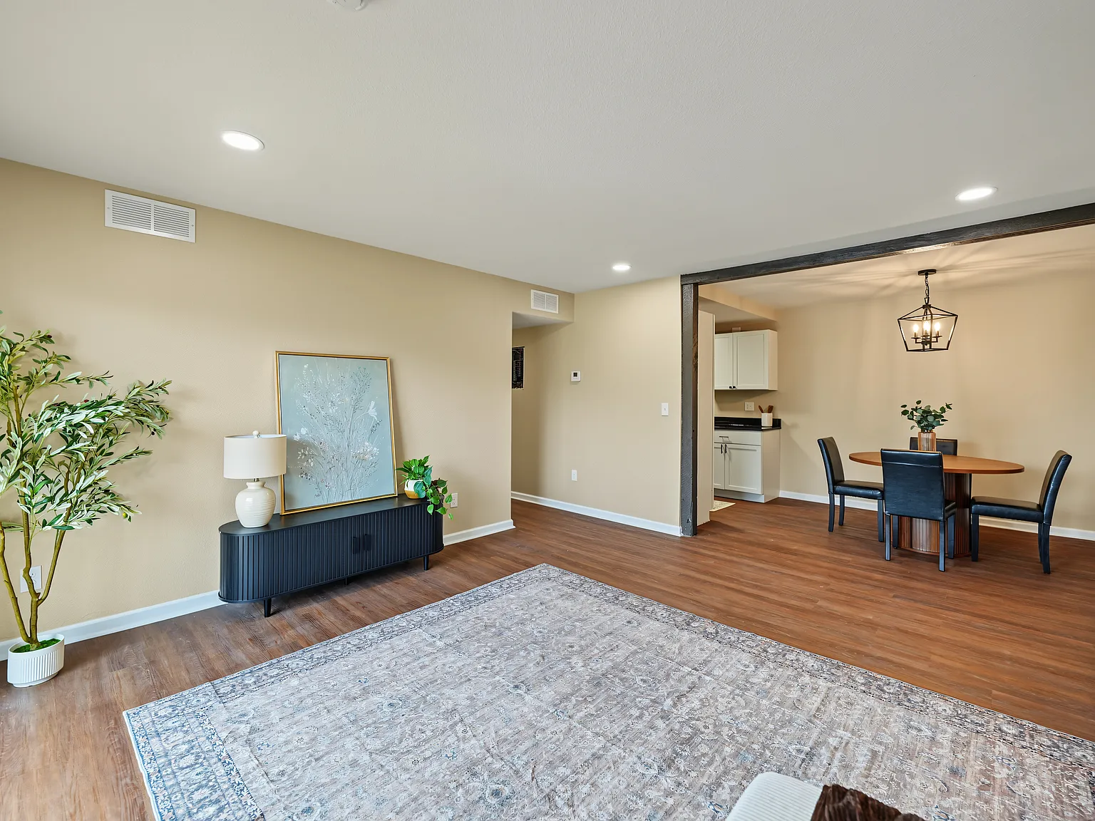 2 bed, 858 sqft, $1,200 — Photo 4