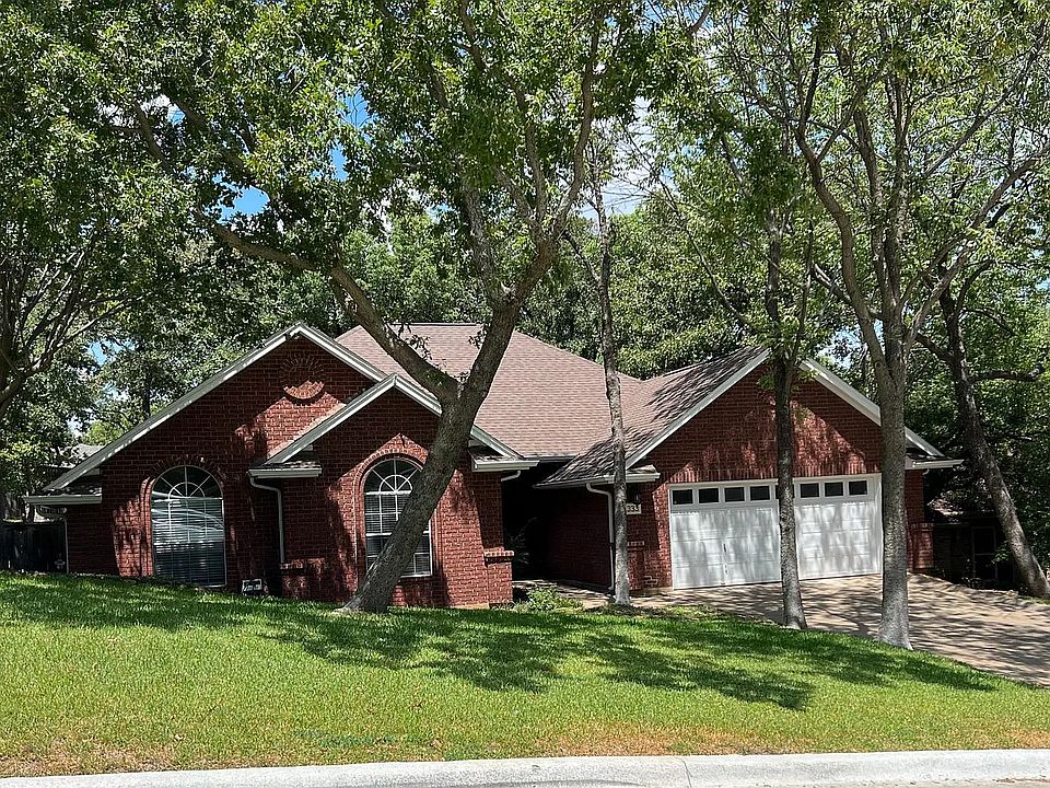 Welcome to your new home!
Excellent Trophy Club location, on a quiet street.