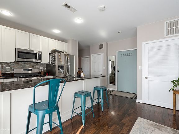 3rd image of 5300 N Lincoln Ave APT 5B