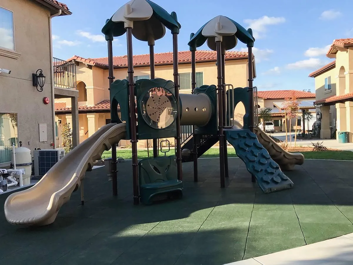 3 bed, 1100 sqft, $3,100 — Photo 2