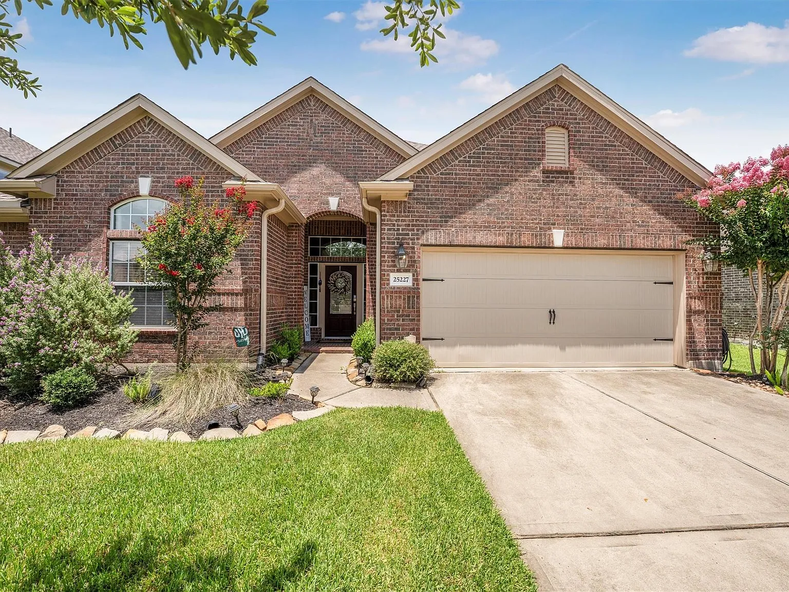 4 bed, 2.0 bath, 2362 sqft, $2,850 — Photo 2