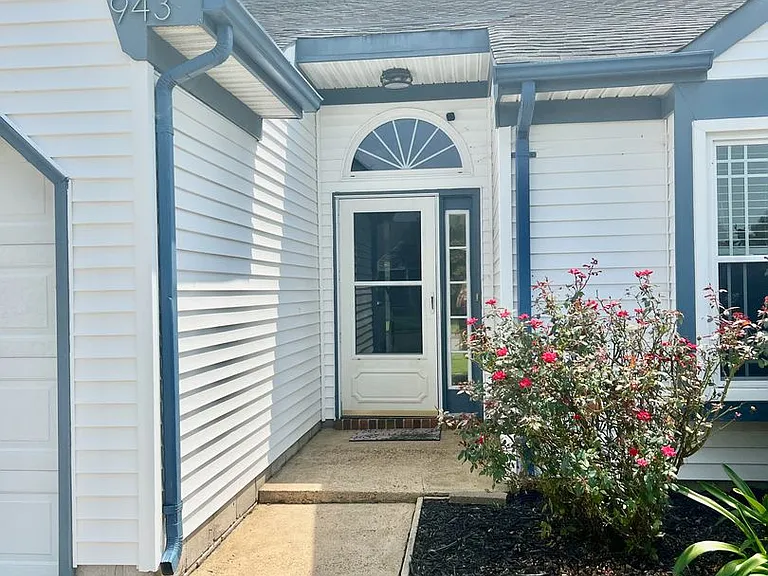 943 Chigwell Rd — Photo 36