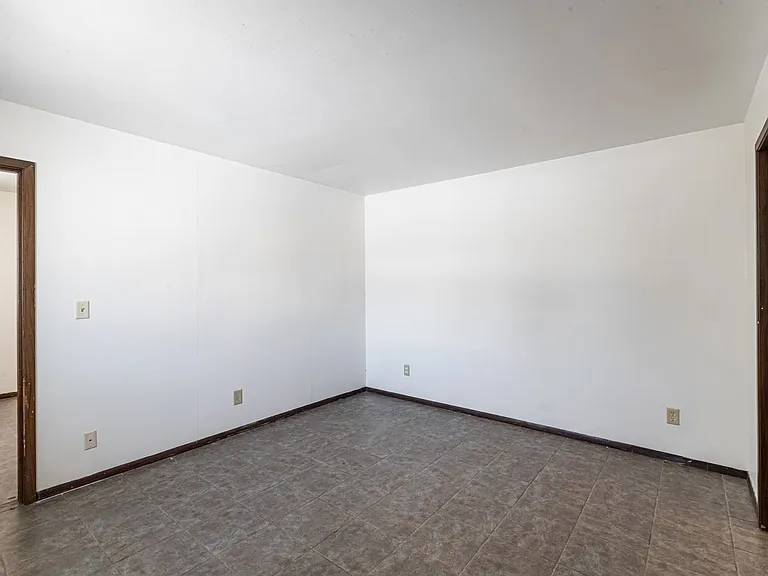 1749 La Crescent St — Photo 4