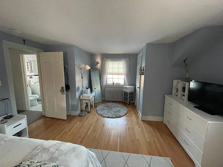 4025 Whitney Ave — Photo 8