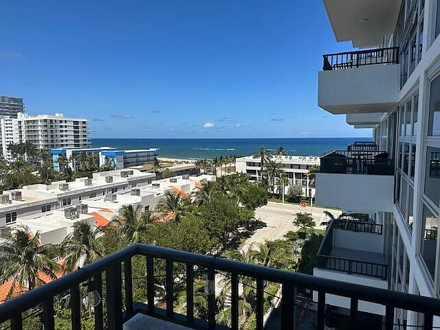 1 bed, 1.0 bath, 700 sqft, $2,400 — Photo 1