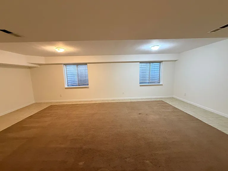 225 S Monroe St — Photo 31