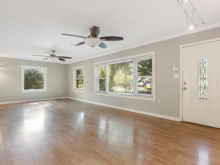 1207 Briercliff Dr — Photo 2