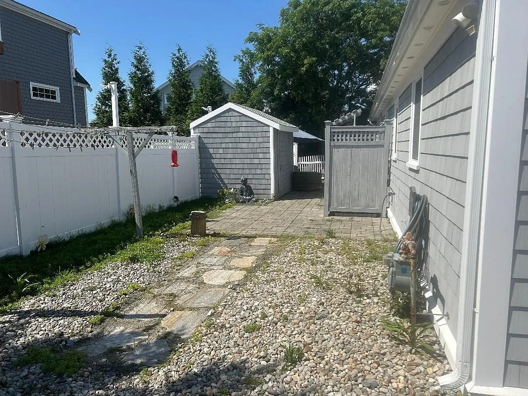 3 bed, 1.0 bath, 864 sqft, $2,400 — Photo 4