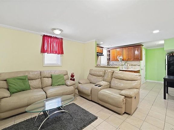 5th image of 136 Pugsley Ave #1