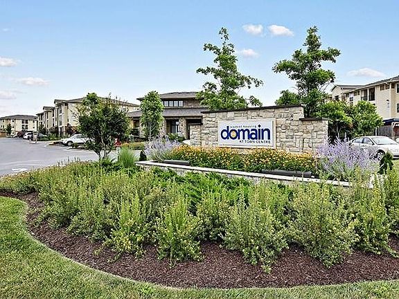 4th image of 924 Domain Dr