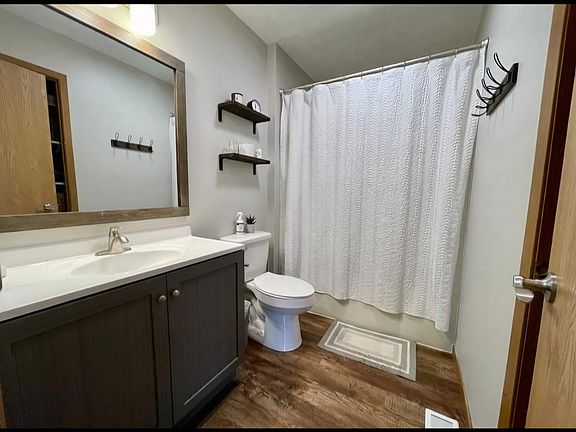 5th image of 601 W Oak St