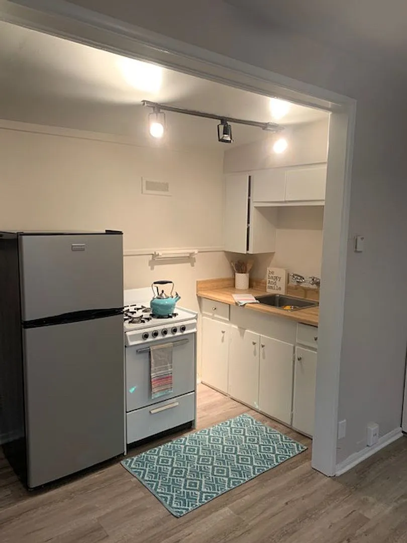 550 S Los Robles — Photo 1