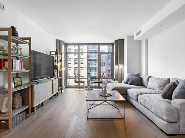 1425 Hudson Street image 1 of 23