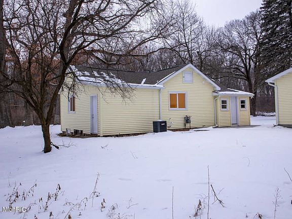 4th image of 7976 Courtland Dr NE