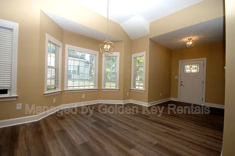 4 bed, 3.0 bath, $2,100 — Photo 3