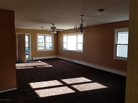 3rd image of 5 Chateux Ln