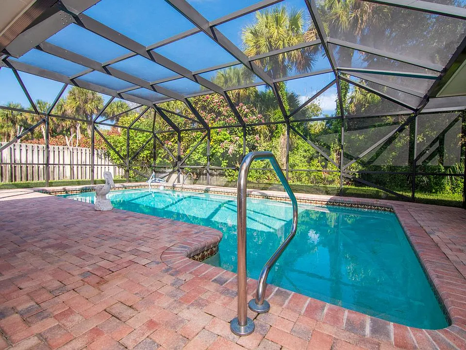 1526 Pelican Ln