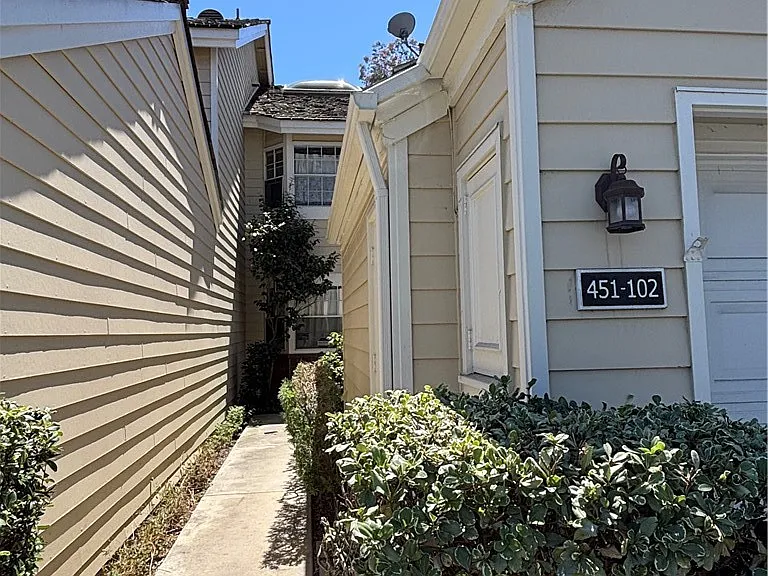 451 Medford Ct #102 — Photo 9