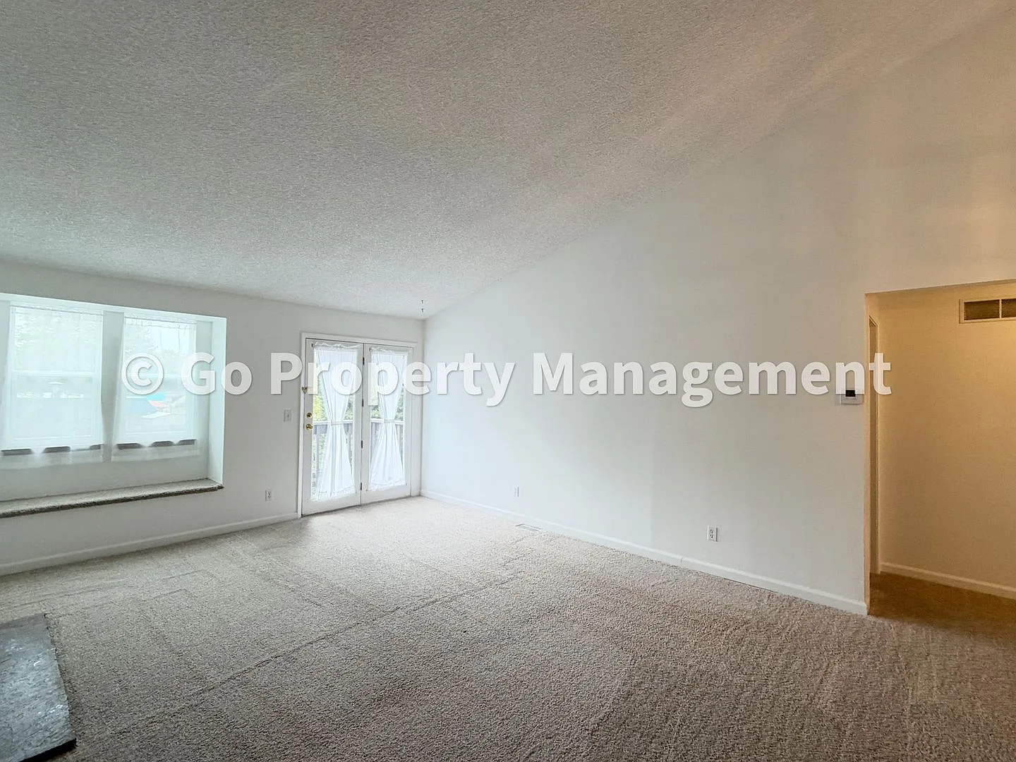 Quiet, Cute and Clean 2 Bed 1 Bath Condo on Top Floor — Photo 4